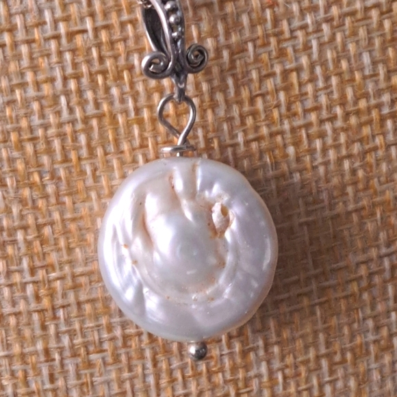 Sterling silver necklace with gorgeous large coin freshwater pearl pendant 3 - Picture 4 of 5